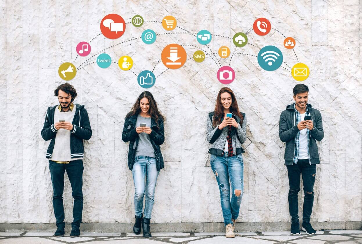 personas en fila navegando en internet Seguimiento de influencers y generadores de hashtags